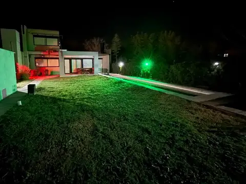 Casa en venta en Los Pinos – Amplios espacios y pileta para natación