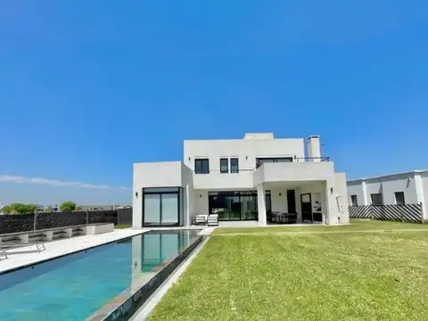 VENTA CASA SAN SEBASTIAN 6 AMBIENTES PISCINA