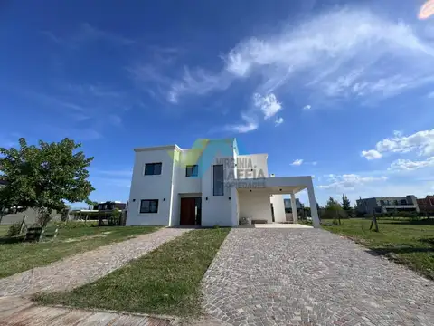 Alquiler anual de casa en dos plantas con pileta - Naudir Aguas Privadas