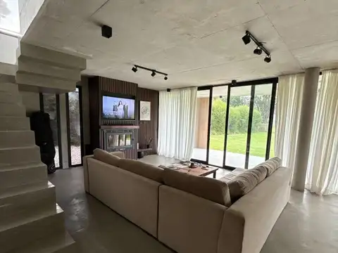 Casa 4 ambientes con 3 baños