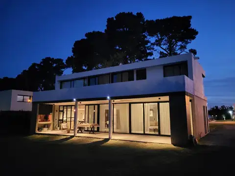 CASA 4 AMBIENTES CON PARQUE BARRANCAS DE SAN BENITO