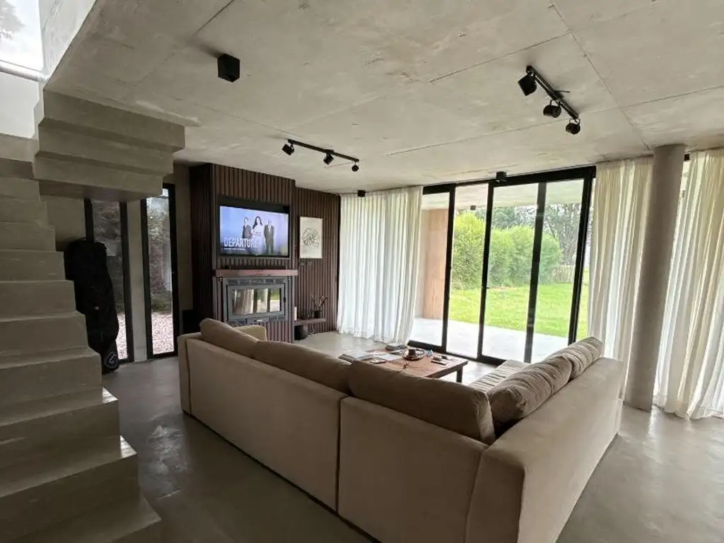 Casa - 170  m² Cubierta | 3 dormitorios | 3 baños | 4 ambientes | 2 cocheras | 1.050  m² Terreno