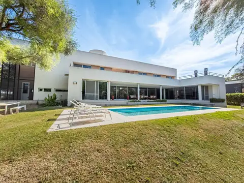 CASA DE CATEGORIA EN VENTA - LOMAS DE LA CAROLINA