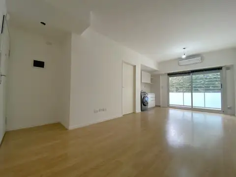 Alquilo Departamento 2 ambientes 46m2 totales al frente con balcón y patio. Amenities.