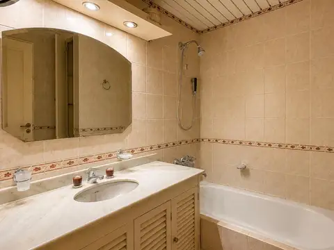 IMPORTANTE CASA EN ALQUILER | Pileta-garage