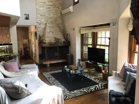 Casa 6 ambientes con 5 baños