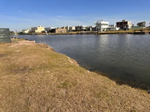 Terreno con fondo de canal Villalobos Lote 39 UNICO
