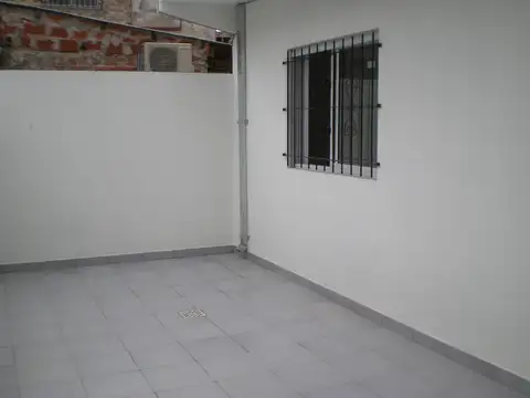 PH de dos ambientes con patio.