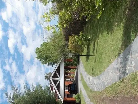 Chalet en Venta. 4 Ambientes en Barrio Cerrado. Quincho, Piscina. Excelente Estado