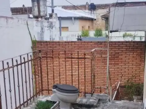 Casa 7 ambientes con 1 baño