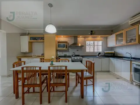 Unico Chalet con 4 dormitorios, quincho y piscina EN VENTA