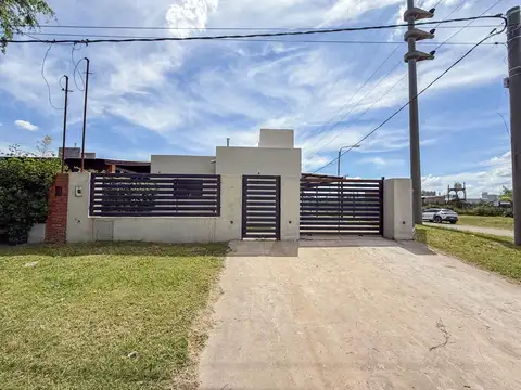 Casa en venta 2 dormitorios con pileta Roldán