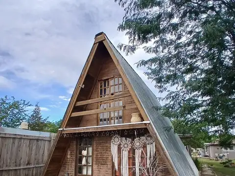 Casa con un segundo departamento, con parque, pileta y escritura Domselaar