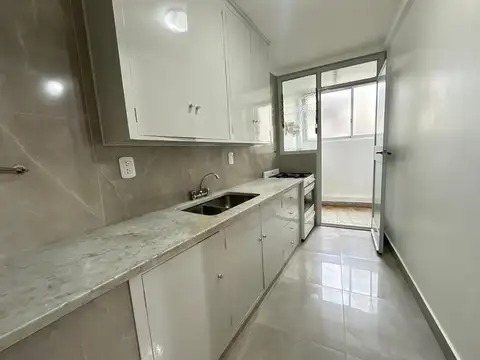 Av. Hipólito Yrigoyen al 4200