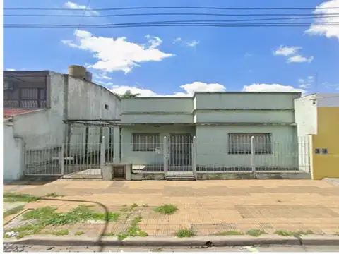 Casa 3 ambientes con entrada de autos y Fondo libre