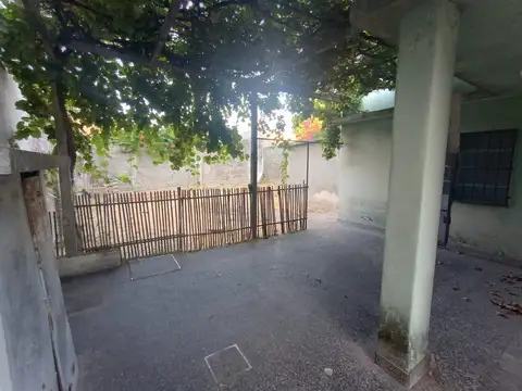Casa 3 ambientes con entrada de autos y Fondo libre
