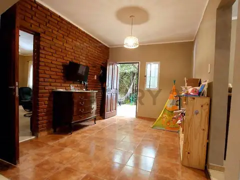 Casa 4 ambientes con 2 baños