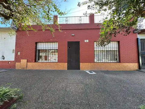VENTA CASA 4 AMBIENTES, APTO CREDITO, CON PATIO