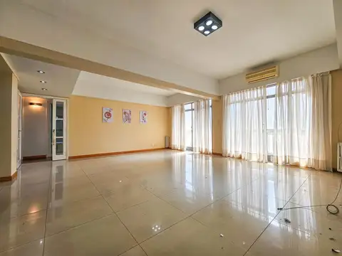 VENTA. Departamento totalmente reciclado 3 dormitorios más comodín. Zona Centro, Rosario.