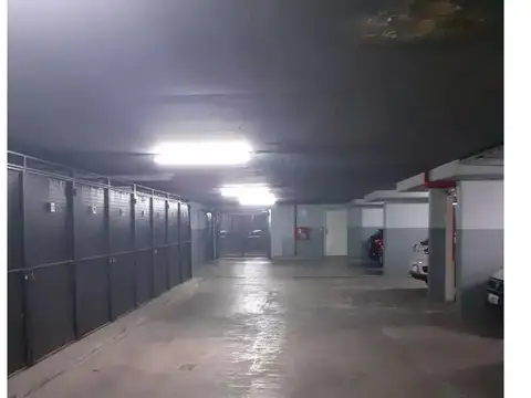 Cochera fija y cubierta en Devoto (av. Beiró 3300) . Edificio moderno