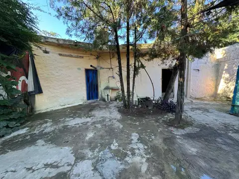 VENTA CASA C/ 4 DORMITORIOS Y PARQUE - A REFACCIÓN
