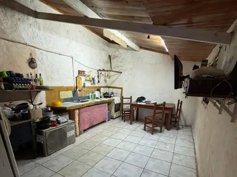 VENTA CASA C/ 4 DORMITORIOS Y PARQUE - A REFACCIÓN