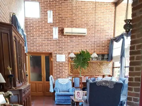 Casa en Venta con 3 cocheras