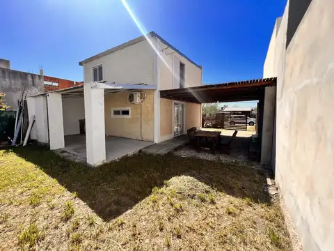 Casa en Alquiler con 1 cochera