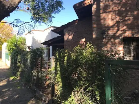 CASA CON  AMPLIO JARDIN Y PILETA