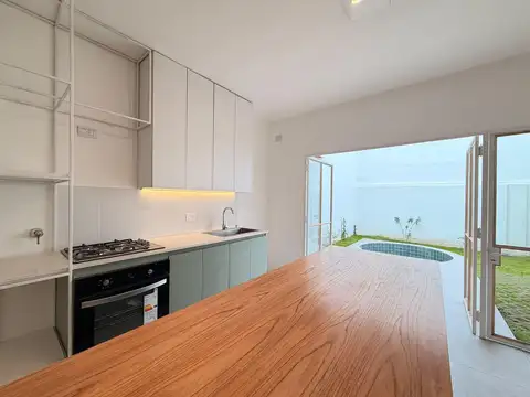VENTA - Alem 2200: Casa de pasillo remodelada en PB con jardín, pileta y parrilla. Dos dormitorios.