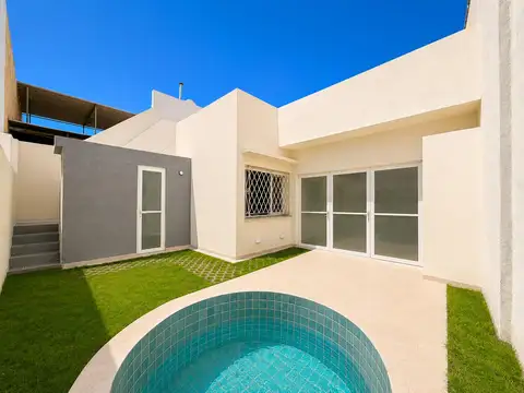 VENTA - Alem 2200: Casa de pasillo remodelada en PB con jardín, pileta y parrilla. Dos dormitorios.