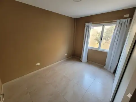 Alquiler de Moderno y luminoso departamento de 2 ambientes con balcón.