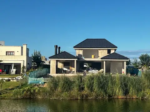 Casa 5 ambientes con 2 baños