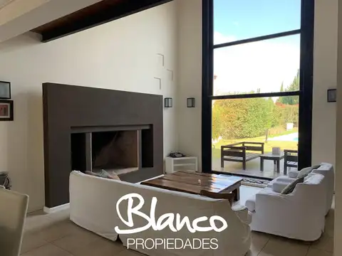 Casa en Alquiler con 4 cocheras
