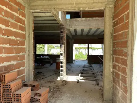 VENTA CASA 7 AMBIENTES A TERMINAR - ESCOBAR