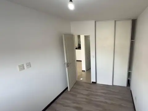 Departamento de un dormitorio con cochera en alquiler