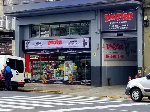 Excelente Deposito con Local comercial Gran Vidriera 850 m2 Av Riv