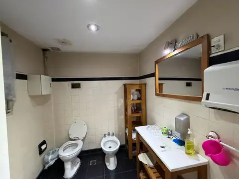 Excelente Deposito con Local comercial Gran Vidriera 850 m2 Av Riv