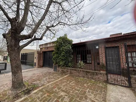 CASA EN VENTA EN PERGAMINO CON PATIO Y PILETA