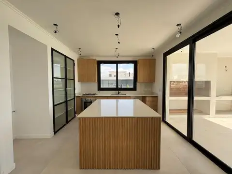 Casa 5 ambientes con 3 baños