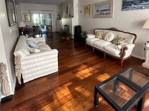 Casa 5 ambientes con 4 baños