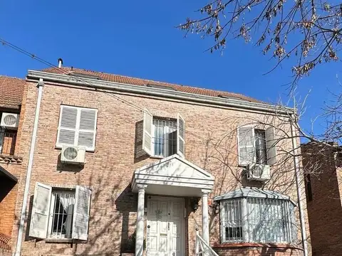Casa en venta en Barrio de 5 ambientes con parque, pileta y playroom