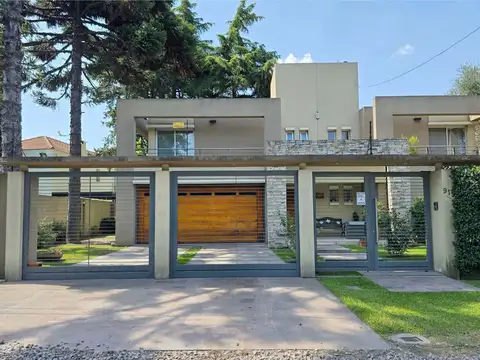 VENTA CASA 5 AMB. PARQUE Y PILETA - PARQUE LELOIR