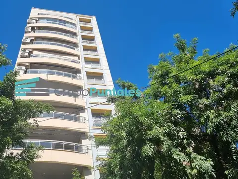 Piso de categoría en Lanús Oeste con 4 dormitorios y hermoso balcón con parrilla
