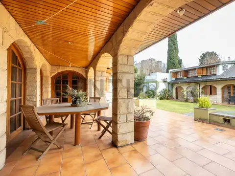 Casa en Venta con 6 cocheras