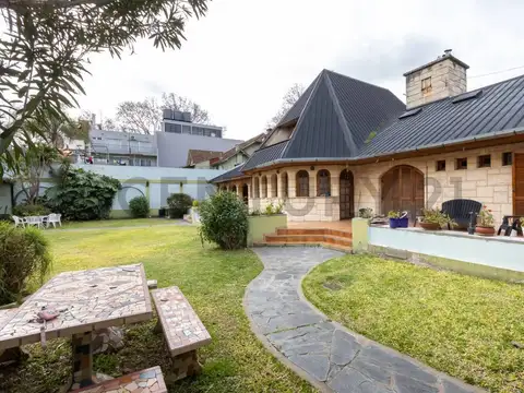PROPIEDAD ÚNICA c/GRAN JARDÍN Y COCHERAS | CENTRO SAN MARTÍN. Permuta