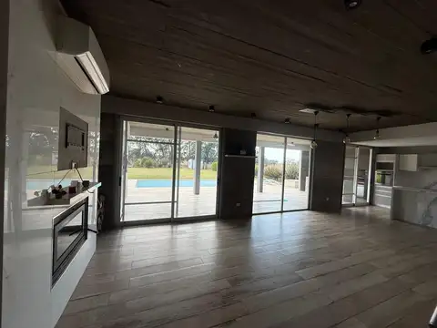 Casa 5 ambientes con 4 baños