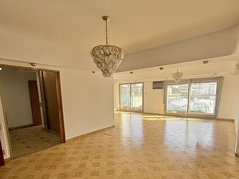 Semipiso de 6 ambientes con amplio balcón en Villa Pueyrredón