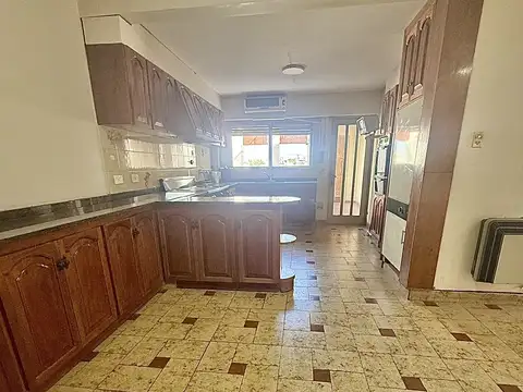 Semipiso de 6 ambientes con amplio balcón en Villa Pueyrredón