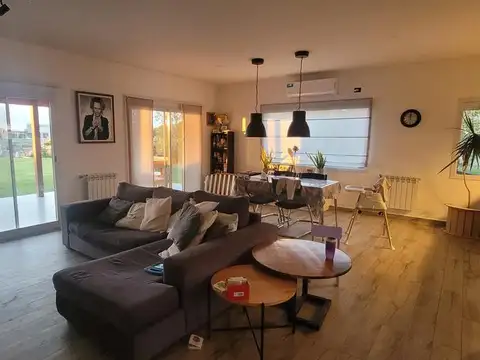 Casa en Alquiler con 2 cocheras